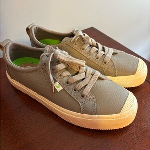 Cariuma Men's Sneakers - Gray and Cream